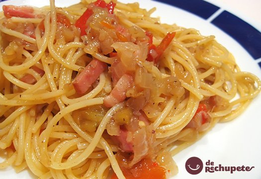 Receta de Espaguetis con plátano, bacon y salsa suave de curry