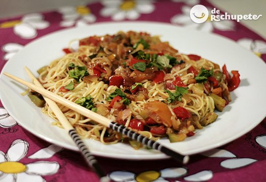 Fideos chinos con verduras, bacon y toque de mostaza dijon en Magret de pato con salsa de frambuesas y mostaza de dijon