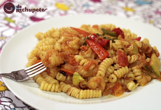 Espirales de pasta con verduras y langostinos al curry y mandarina en Espirales con salchichas y setas