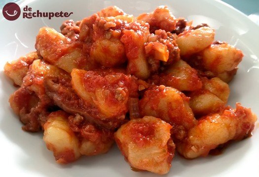 Gnocchi o ñoquis con salsa de tomate. ñoquis del día 29 en Gnocchi di patate (ñoquis de papas)
