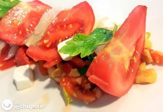 Ensalada de tomate y mozzarella en Omelett de tomate, mozzarella