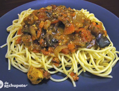 Espaguetis con pollo y champiñones