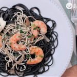 Espaguetis al nero di sepia con gulas y gambas