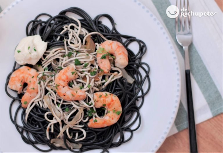 Espaguetis al nero di Sepia con gulas y gambas