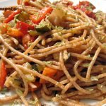 Espaguetis integrales con paté y verduras. Receta de pasta paso a paso
