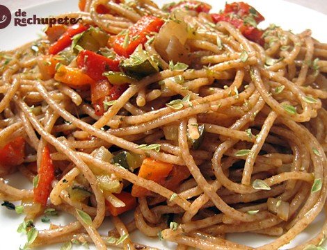 Espaguetis integrales con paté y verduras. Receta de pasta paso a paso