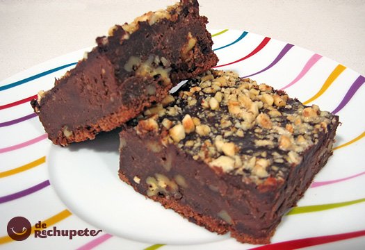 Brownies de chocolate con nueces y avellanas