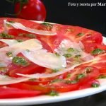 Ensalada de tomates con parmesano y pesto