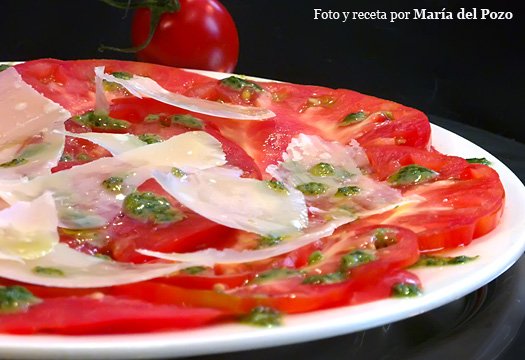 Ensalada de tomates con parmesano y pesto