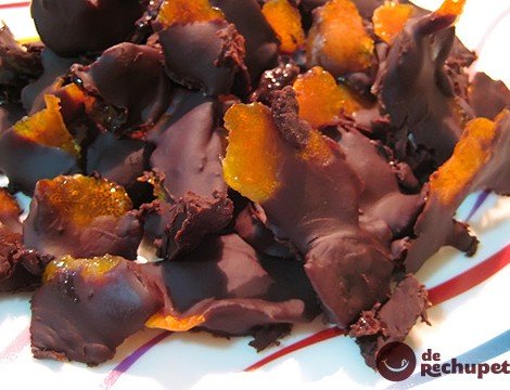Tiras de naranja confitada con chocolate