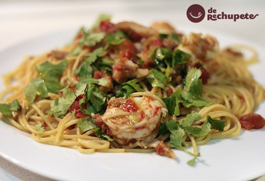 Espaguetis con marlín, atún y gambones. Receta con ahumados