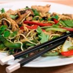 Fideos chinos con pollo y verduras, el famoso chow mein