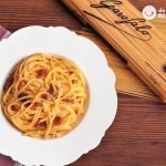 Espaguetis con salsa carbonara, al modo italiano con huevo