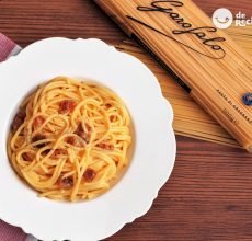 Cómo hacer unos espaguetis con salsa carbonara. Receta con la auténtica carbonara con huevo