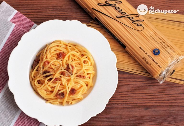 Cómo hacer unos espaguetis con salsa carbonara. Receta con la auténtica carbonara con huevo