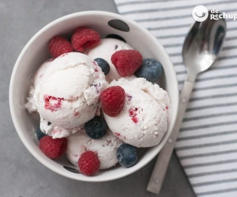 Yogur helado. Frozen yogurt con frambuesas y arándanos