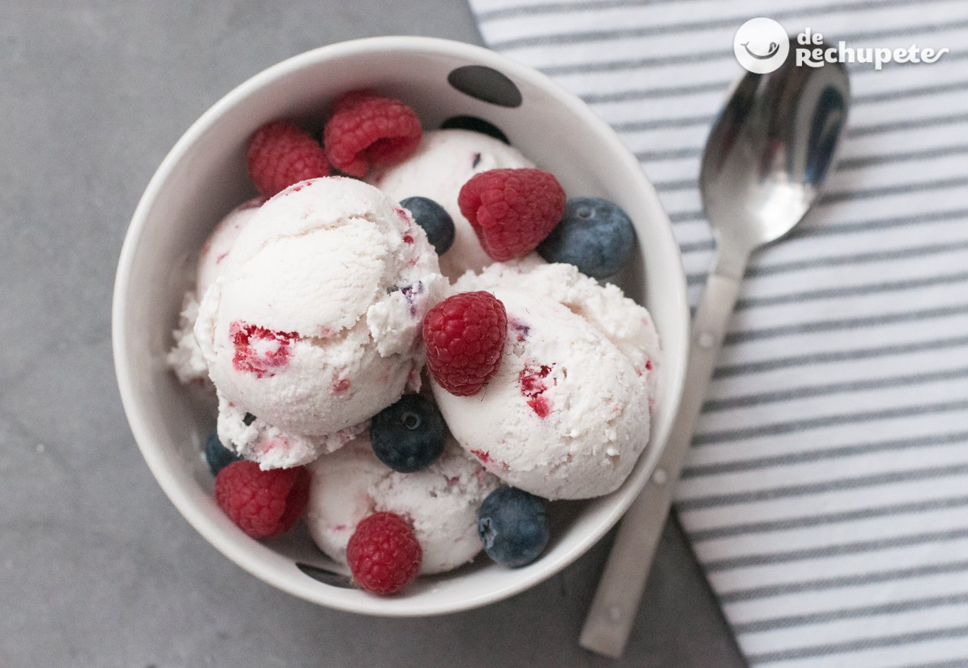 Yogurt helado o Frozen yogurt con frambruesas