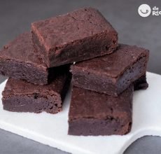 Brownie de chocolate clásico, fácil y jugoso