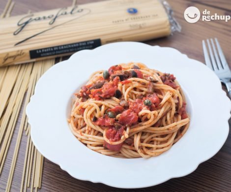 Espaguetis a la puttanesca. Spaghetti alla puttanesca