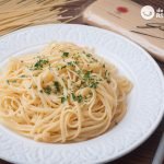 Espaguetis o linguine con salsa Alfredo