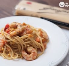 Espaguetis o spaghetti con verduras y langostinos al curry