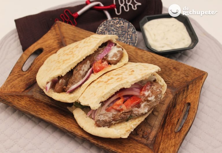 Doner Kebab de ternera casero. Receta con salsas y pan de pita