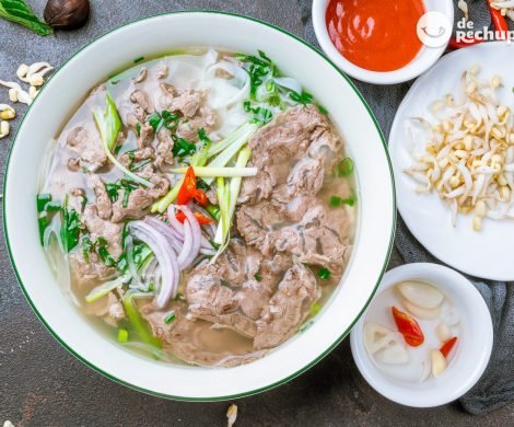 Sopa Pho de ternera o sopa de noodles vietnamita (Pho Bo)