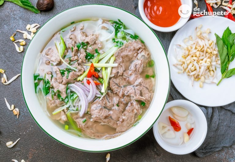 Sopa Pho de ternera o sopa de noodles vietnamita (Pho Bo)