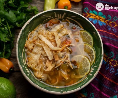 Sopa de pollo y lima. Receta mexicana refrescante y deliciosa