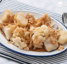 Bacalao con coliflor, patatas y refrito. Receta tradicional gallega
