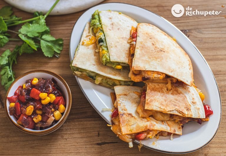 Quesadillas mexicanas de pollo y queso con verduras y aguacate