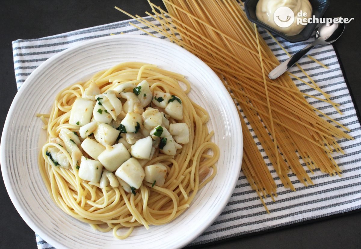 Espaguetis con sepia al ajillo. Receta de pasta fácil