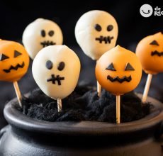 Cake pops de chocolate y forma de calabaza para Halloween