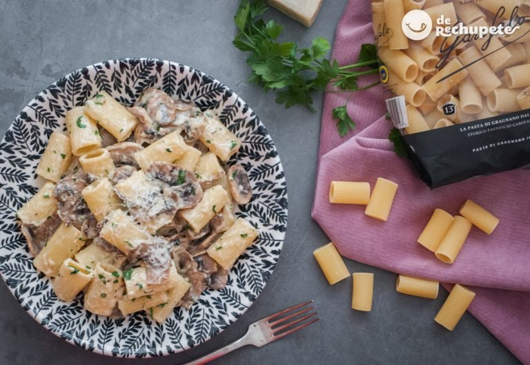 Pasta con champiñones y queso italiano. Receta italiana fácil