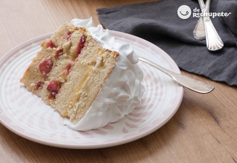 Tarta de merengue rellena de crema pastelera y fresas. La tarta de cumpleaños perfecta