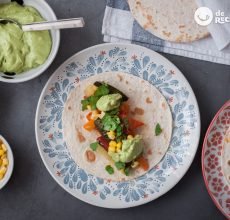Tacos de verduras asadas y crema de aguacate. Tacos saludables al estilo mexicano
