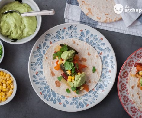 Tacos de verduras asadas y crema de aguacate. Tacos saludables al estilo mexicano
