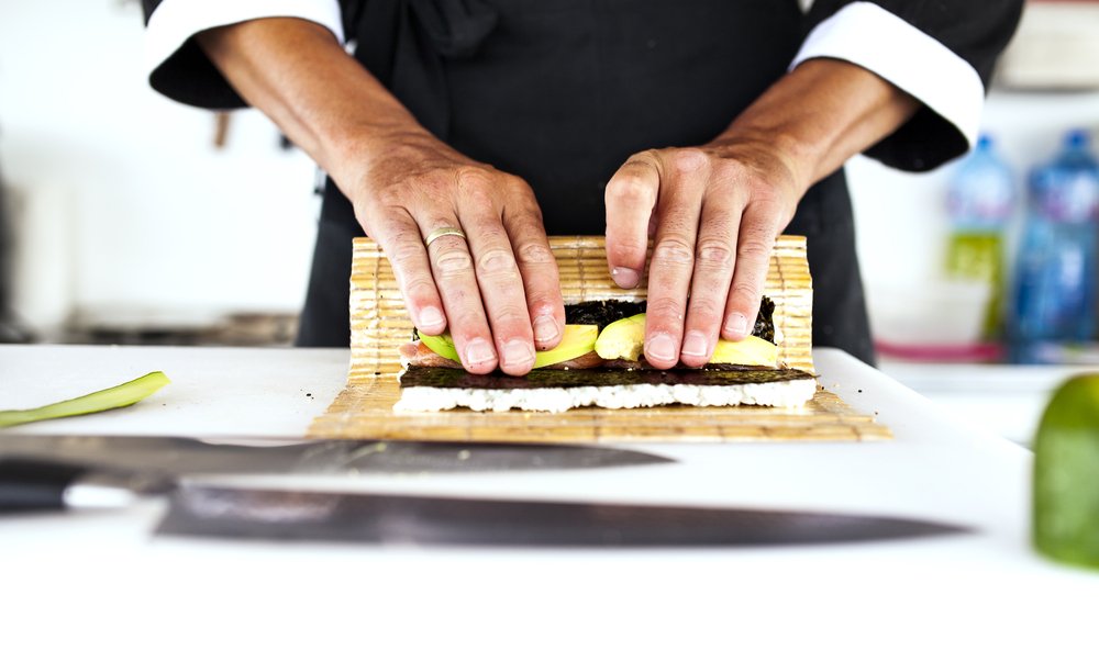 Chef enrollando maki sushi
