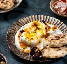 Huevos turcos o çilbir. Receta del desayuno turco paso a paso
