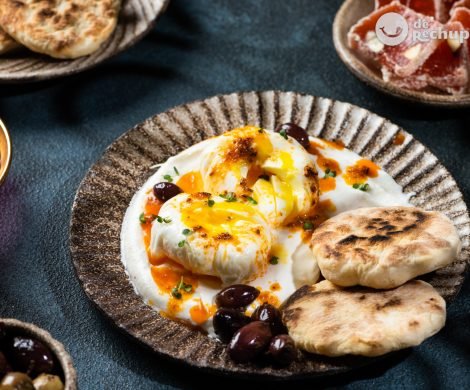 Huevos turcos o çilbir. Receta del desayuno turco paso a paso