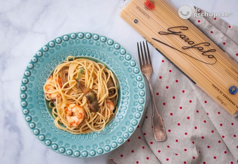 Espaguetis con alcachofas y langostinos. Receta italiana paso a paso