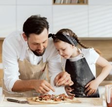 Cocinar con niños: Una guía de tareas de cocina para cada edad