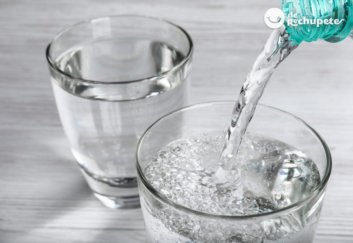 Bebidas con burbujas diferentes: agua con gas, soda y agua tónica