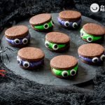 Sándwiches de galletas de chocolate monstruosos para Halloween
