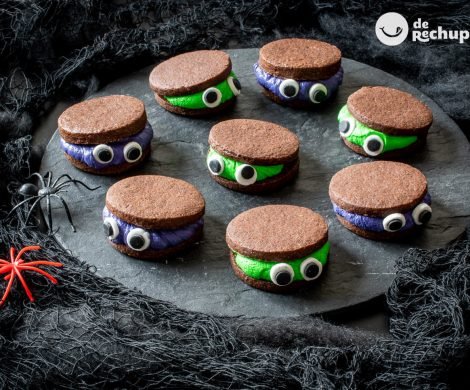 Sándwiches monstruosos de galletas de chocolate. Postre especial Halloween