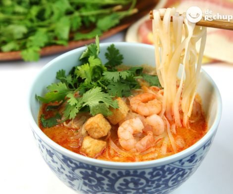 Laksa de curry. Receta malaya de sopa con curry y langostinos