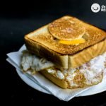 Sándwich de jamón y queso con huevo