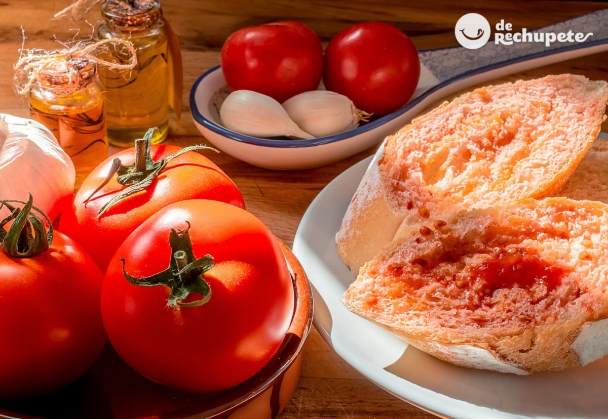 Pan con tomate a la catalana o pantumaca. Receta del pa amb tomàquet