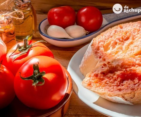 Pan con tomate a la catalana o pantumaca. Receta del pa amb tomàquet
