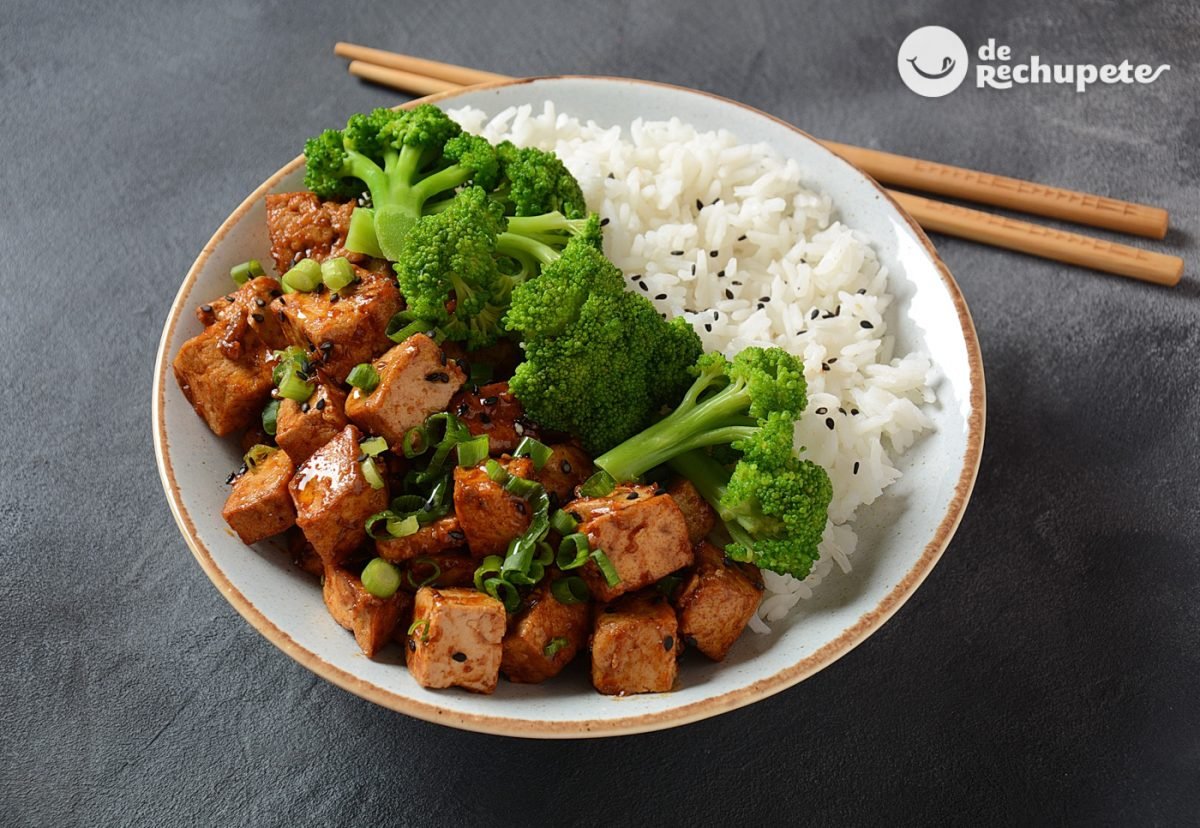Tofu salteado con arroz y brócoli